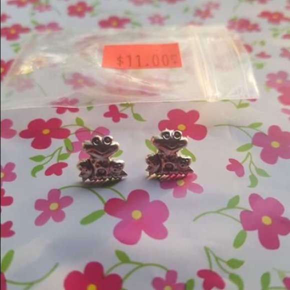 💥5/$25💥Sterling silver froggy earrings - Picture 1 of 1